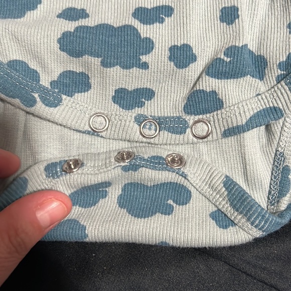 Kate Quinn ruffle sleeve onesie - Picture 5 of 6